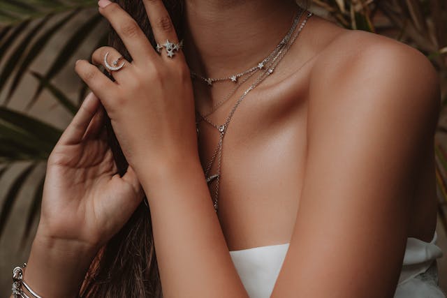 Pierścionki z kamieniami naturalnymi – biżuteria pełna znaczeń i stylu