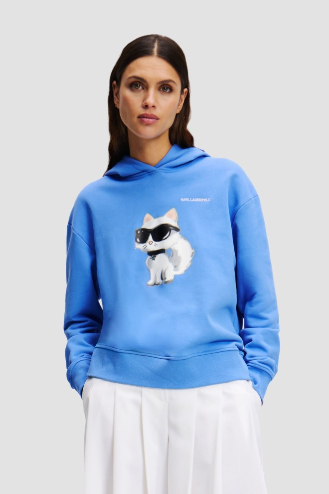 kobieta w modnej niebieskiej bluzie
