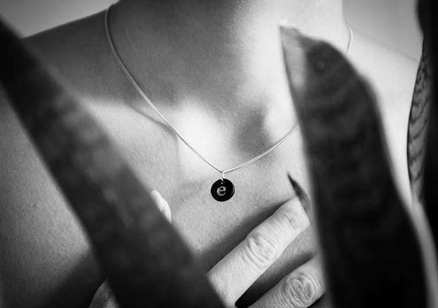 Łańcuszki – jak wybrać biżuterię, która podkreśli Twój styl?